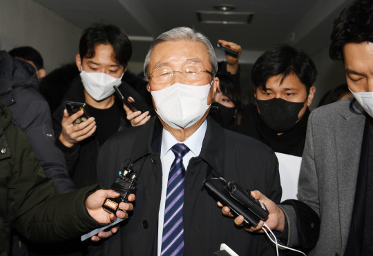 지난  5일 총괄선대위원장직에서 스스로 물러나겠다는 뜻을 밝힌 국민의힘 김종인 총괄선대위원장이 서울 종로구 자신의 사무실에서 윤석열 대선 후보의 선대위 쇄신안 발표를 시청한 후 외부로 나서며 취재진 질문을 받고 있다.국회사진기자단=연합뉴스.